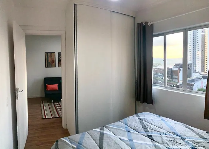 707- Apartamento Encantador, amplo e decorado, quarto, sala, cozinha, mobiliario moderno, cozinha completa com utensílios , Excelente vista da cidade e localização privelegiada no bairro Bigorrilho